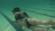 Andreeva法律年龄少年俄罗斯游泳在游泳池里游泳